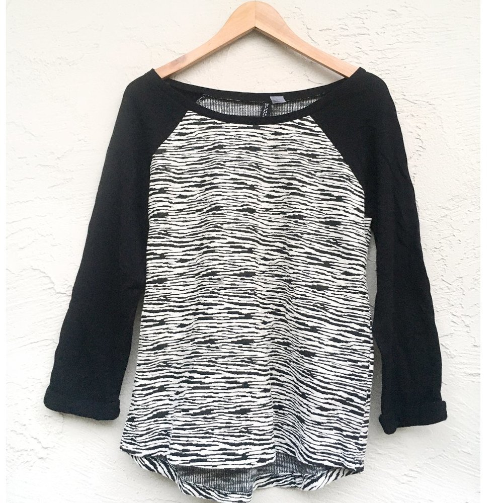 H&M Sweatshirt with Black and White Woven Patterns (size S)